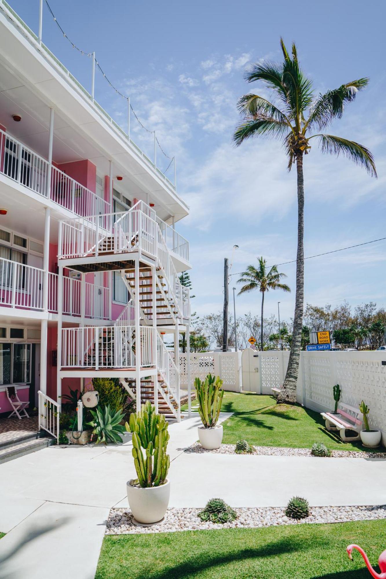 The Pink Hotel Coolangatta Gold Coast Bagian luar foto