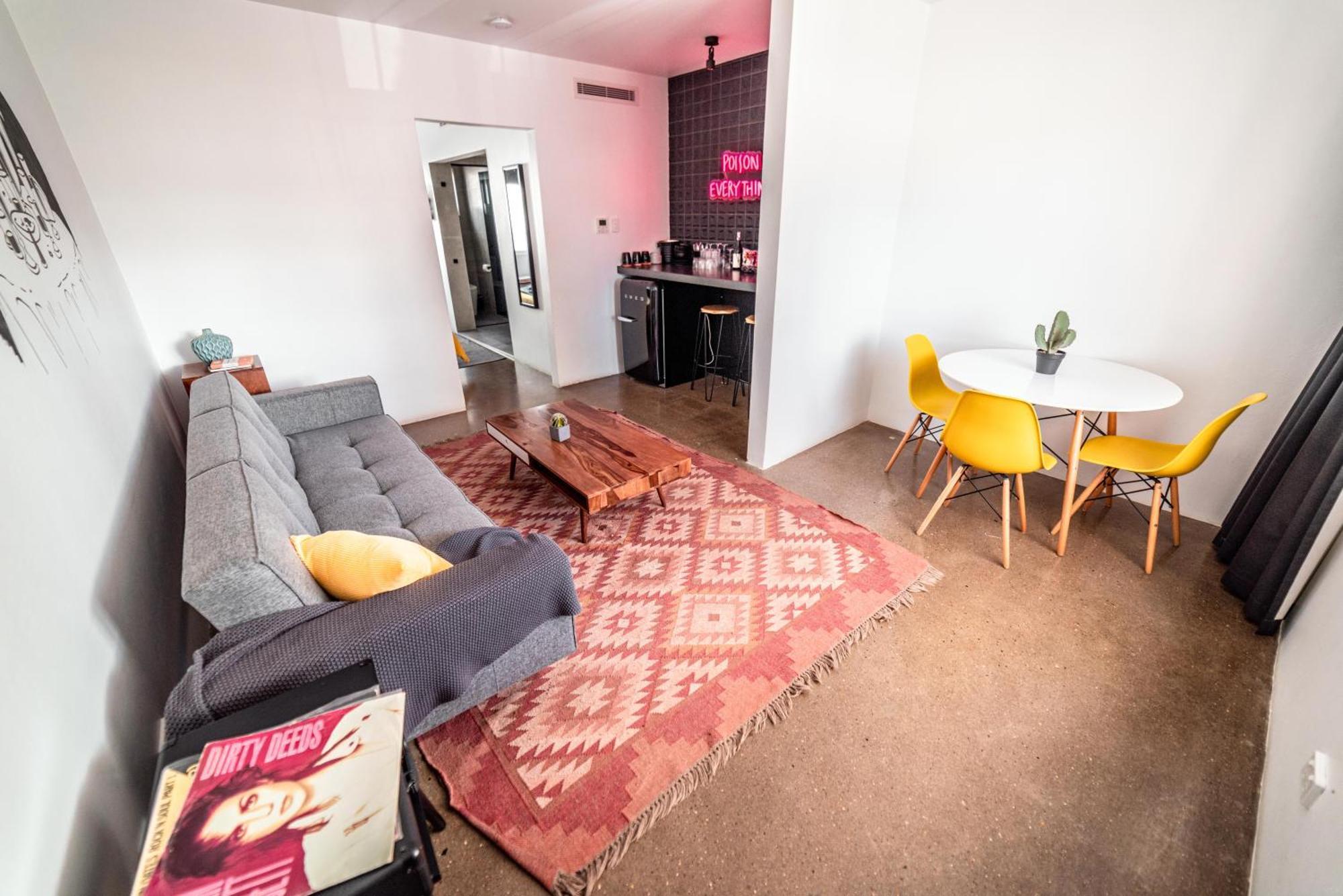 The Pink Hotel Coolangatta Gold Coast Bagian luar foto