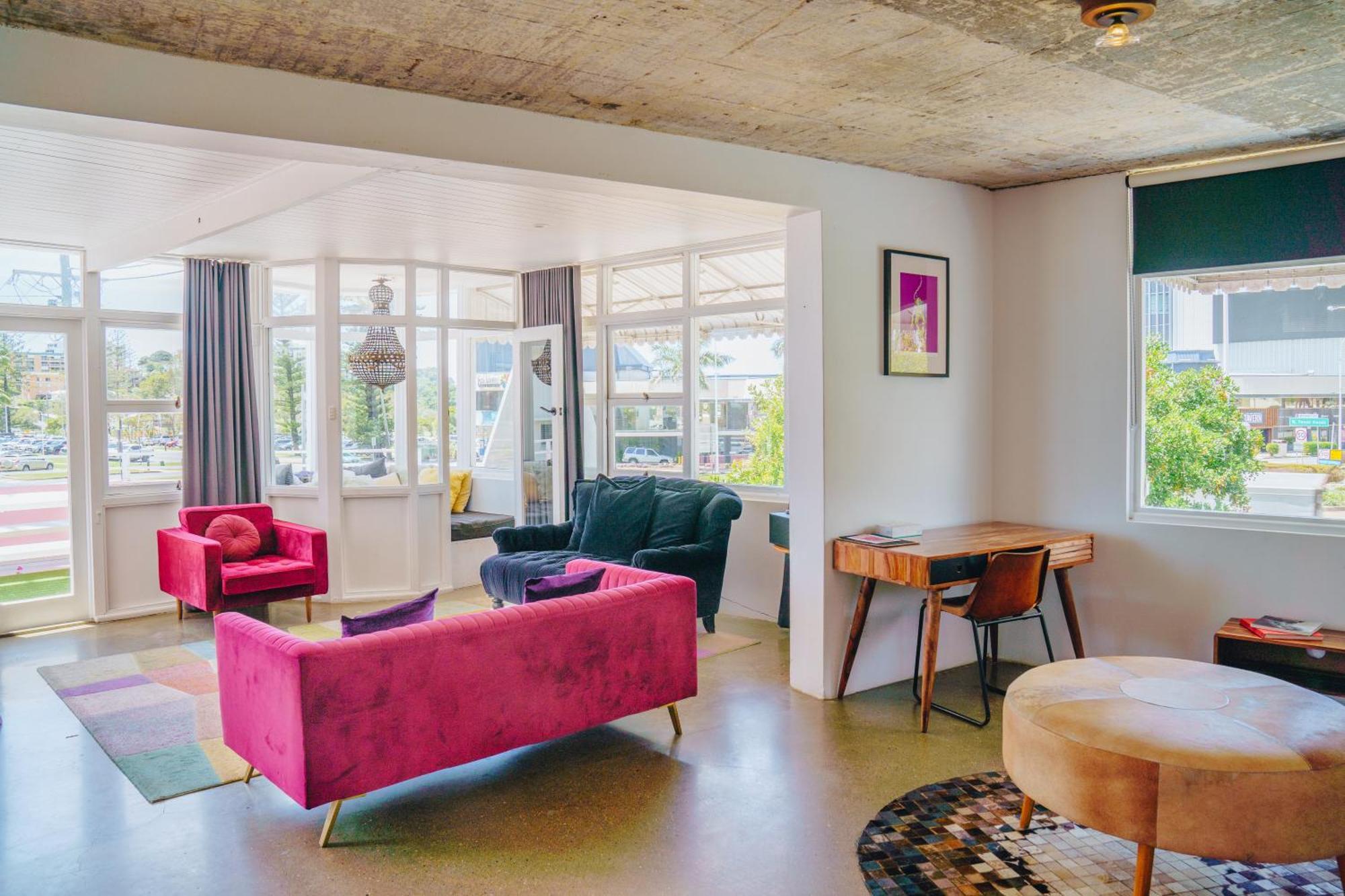 The Pink Hotel Coolangatta Gold Coast Bagian luar foto