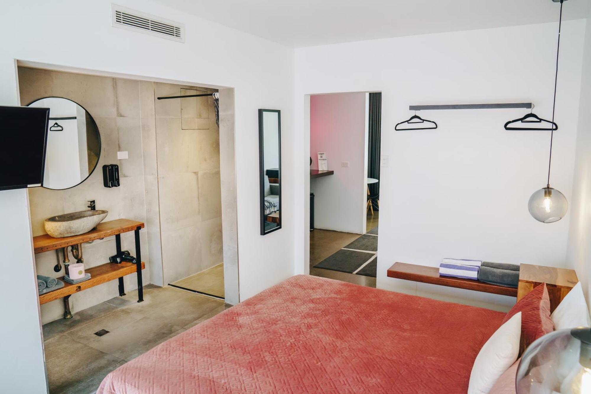 The Pink Hotel Coolangatta Gold Coast Bagian luar foto