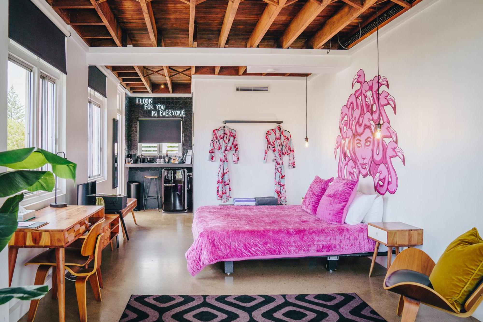 The Pink Hotel Coolangatta Gold Coast Bagian luar foto