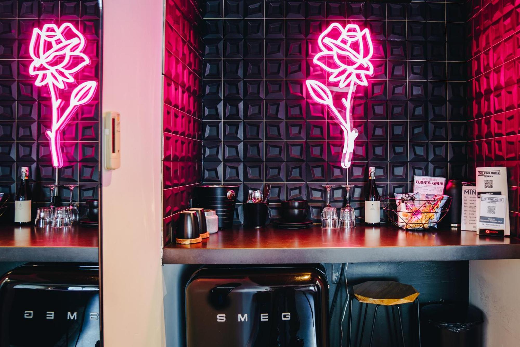 The Pink Hotel Coolangatta Gold Coast Bagian luar foto